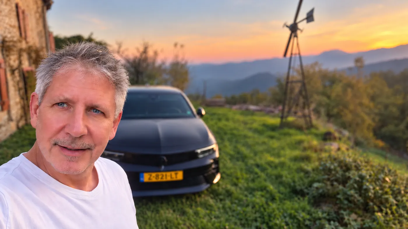 Matthijs van Bright Online Company, buiten bij zijn auto met een windmolen op de achtergrond